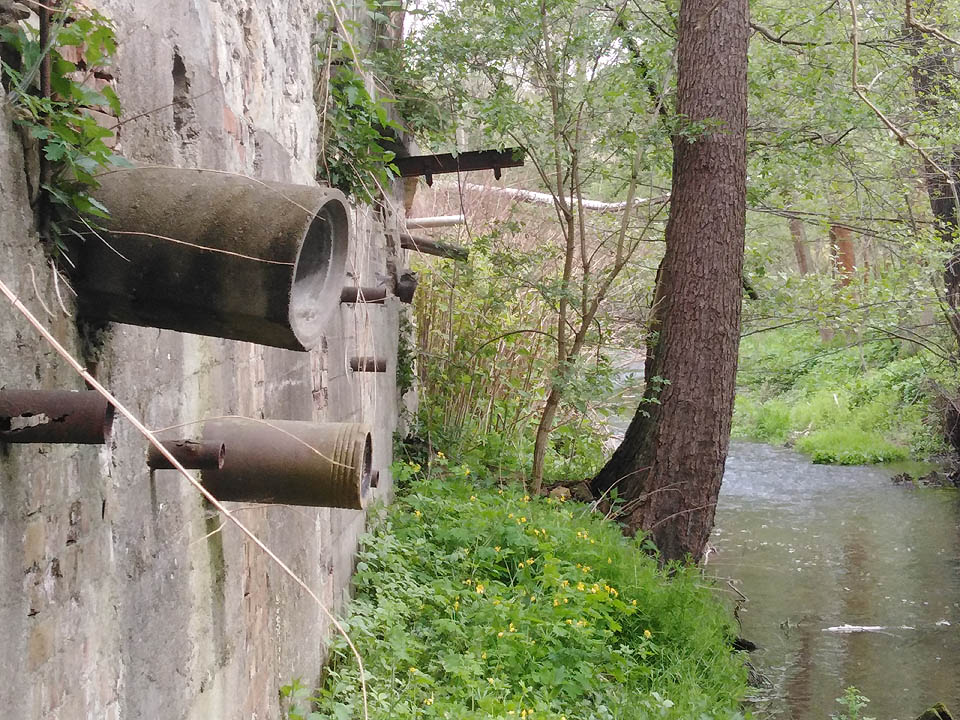 Ani po hodině průzkumu se nevzdáváme hledání podzemní chodby. Logicky musel náhon začínat i končit ve <a href="/Tema/Svitava">Svitavě</a>, zkoušíme to tedy od řeky. Ústilo sem toho z továrny zjevně povícero.