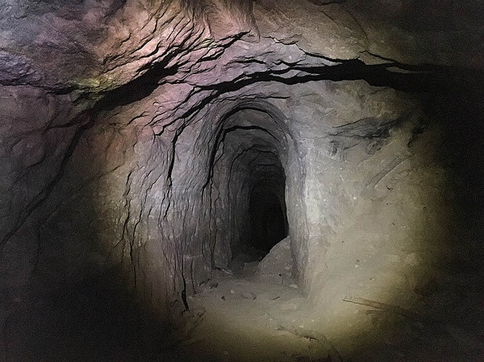 Protože dnes nemám s sebou provozuschopný foťák, odkládám tentokrát mobil a nechávám na Aničce, aby zdokumentovala opuštěný pískovcový lom.