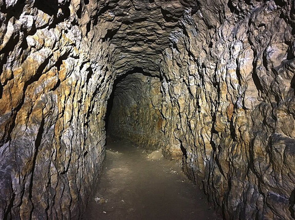 Za 2. světové války bylo podzemí upraveno jako kryt pro obsluhu letiště na povrchu.