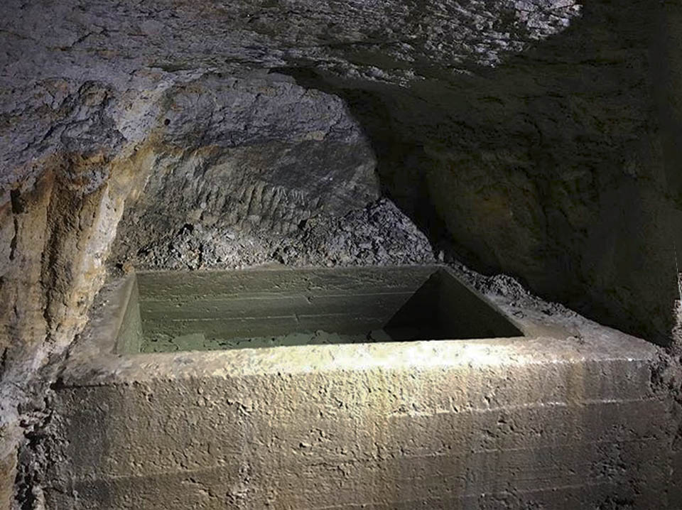 Končíme u vybetonované nádrže plné průzračně čisté vody. Žízní bychom tady ani po zavalení vstupu nezahynuli.