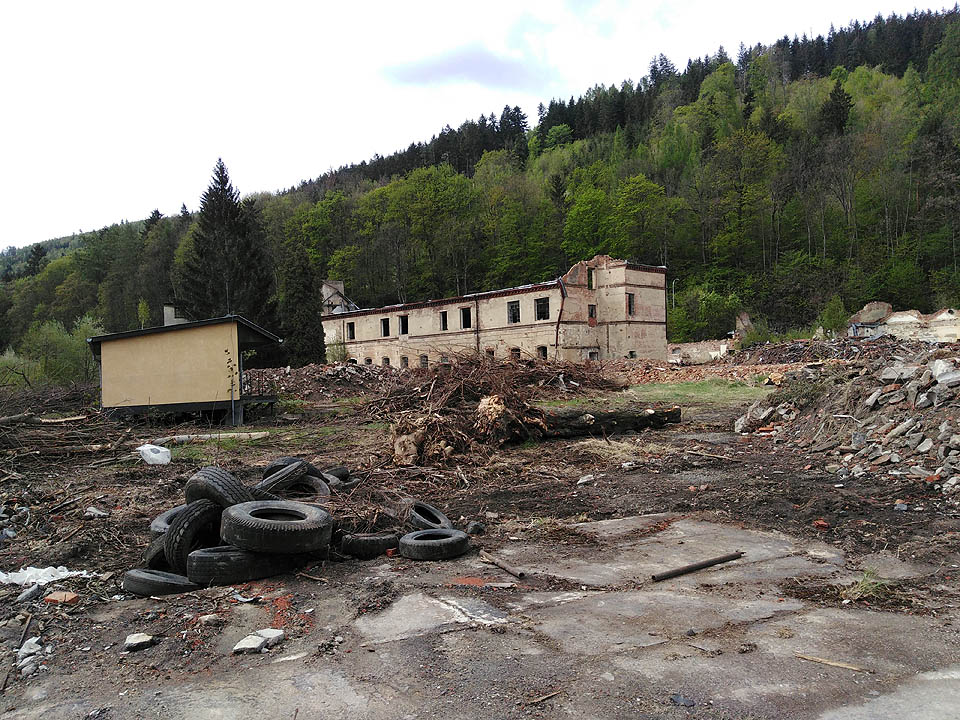 Situace vypadá zdánlivě beznadějně, náhon ani koleje se nám dlouho nedaří nalézt.