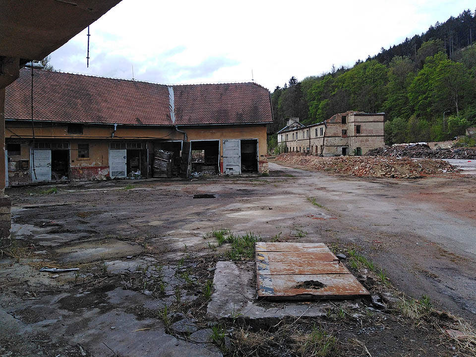 Bažíme alespoň po kousku koleje, nákladové rampě nebo nějaké díře do podzemí. Demolice ale překryla histroii takřka dokonale.