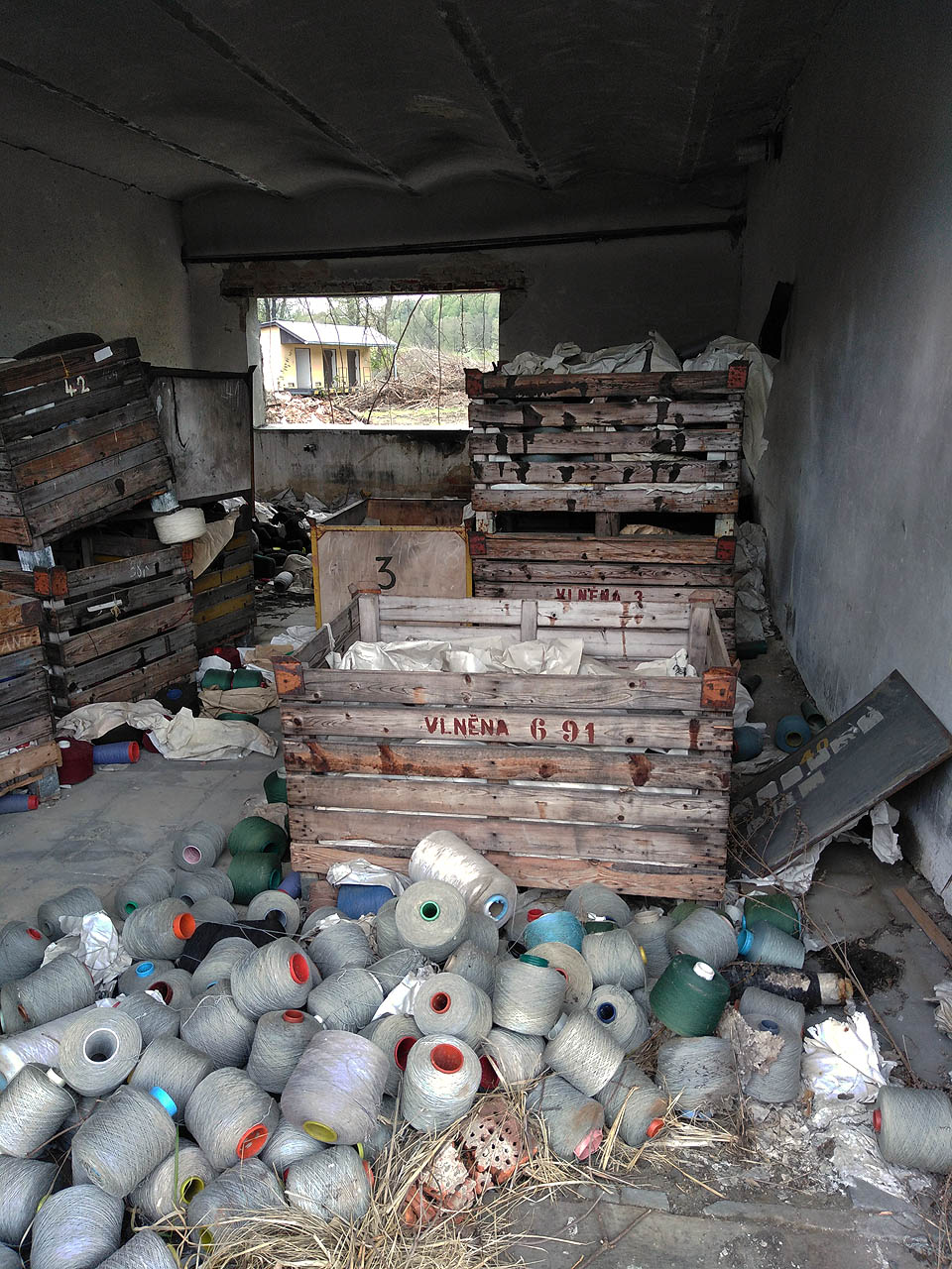 Jeden z posledních pozůstatků textilní výroby dává najevo, že za socializmu se z továrny Löw-Beerů stala součást národního podniku <a href="/Tema/Vlněna">Vlněny</a>, konkrétně její závod č. 3.