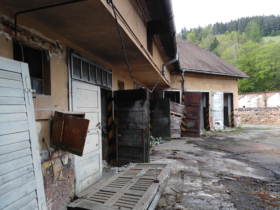 Ukrývala se snad za těmito vraty úzkokolejná lokomotiva místní drážky? Nevíme.