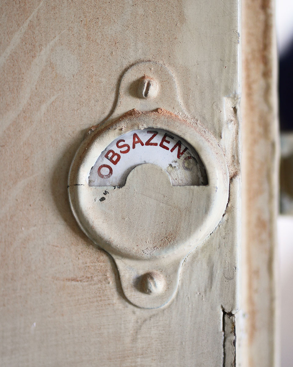 Budova učiliště je víceméně srovnatelná se základní školou v Adamově, postavenou za ranného socializmu. Přesto nad niv určitých detailech vyniká - drobnou zdobností nebo detaily provedení.