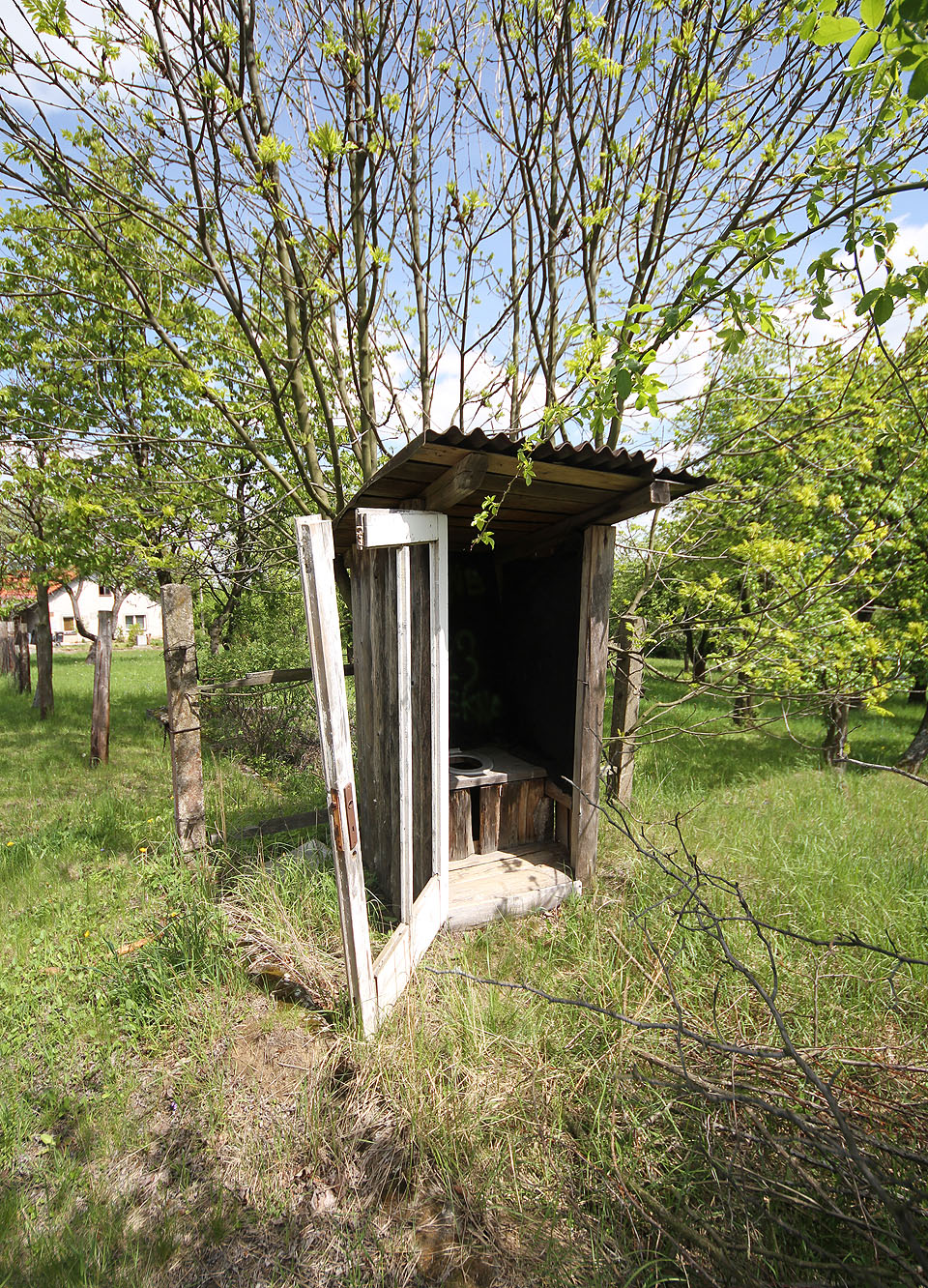 Pokud by záchody nedostačovaly svojí kapacitou, najde uplatnění také školní kadibudka.