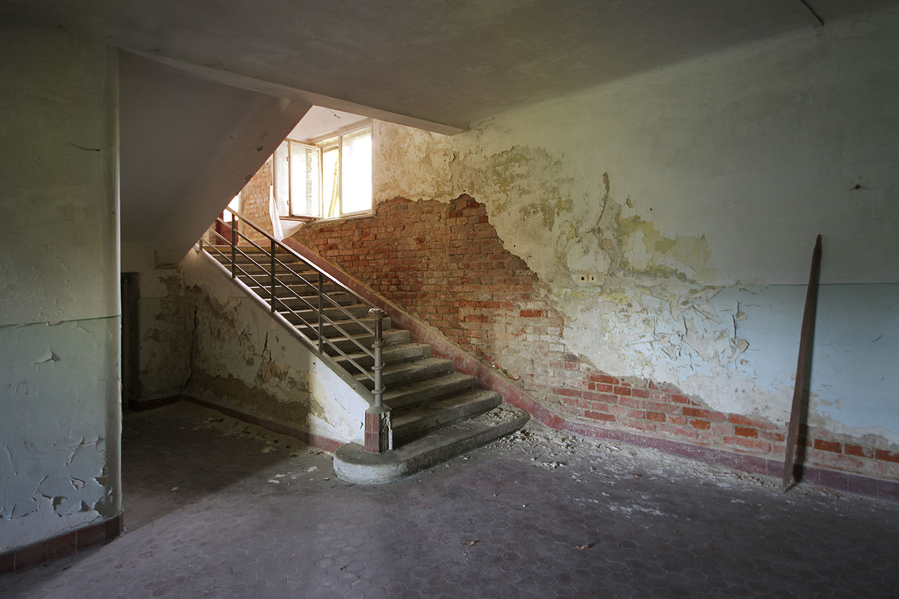 Sestup do sklepa, který ukrýval kromě kotelny také školní kuchyni a jídelnu.