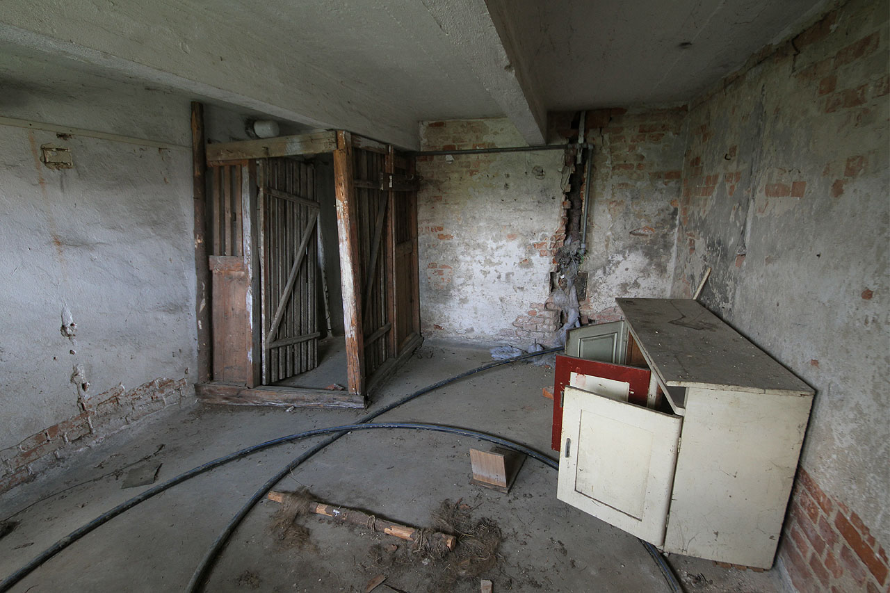 Většina místností v budově je dokonale vyklizená, prázdná a zachovalá. Sklepní kóje jsou jedinou výjimkou.