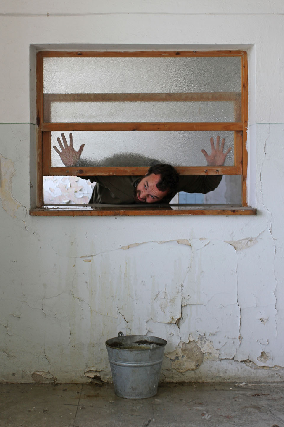 Výdejní okénko každému připomíná něco jiného. Mojí modelce třeba gilotinu, pod kterou jsem musel recipročně zapózovat nad kýblem plným oleje.