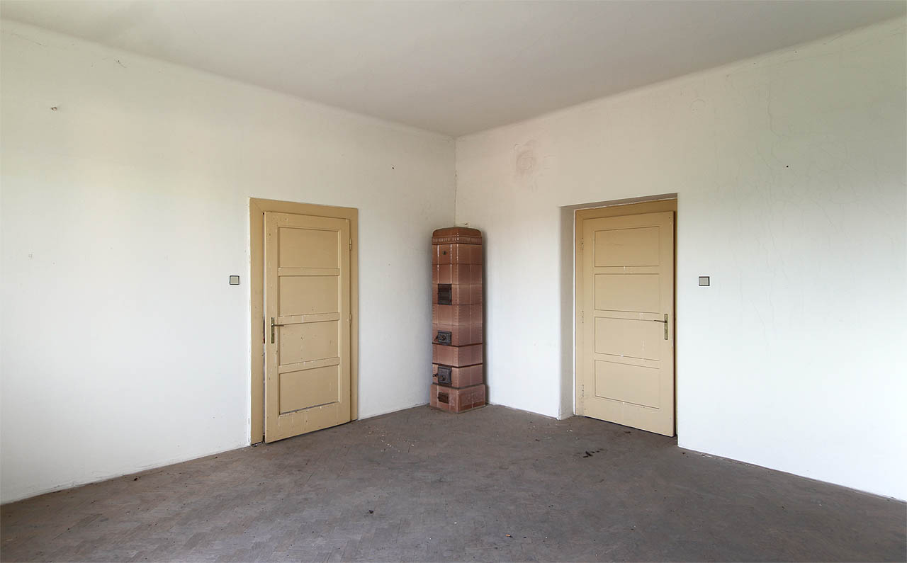 V odlehlé části budovy se nacházely dva (pod)učitelské byty.