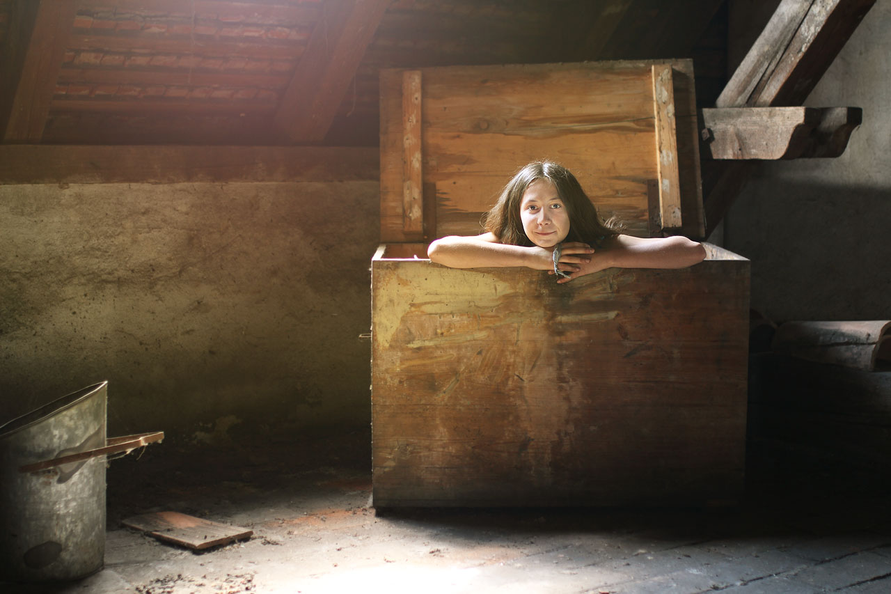 Všechny žáky vždycky zajímá, co je ve škole na půdě. Tady je truhla. A v truhle Doubravka.