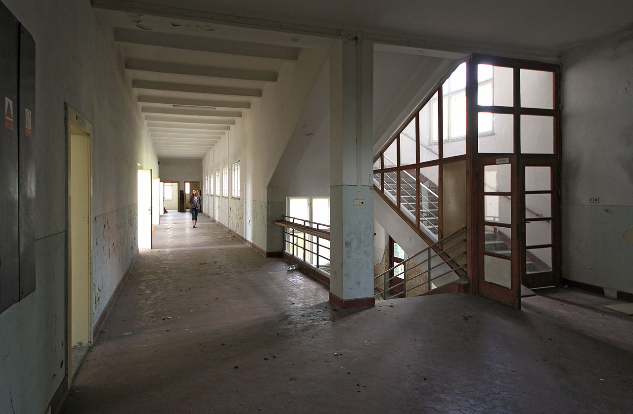 Chodby školy pokrývá notná vrstva prachu a zvonek tu už nezazvonil přes tisíc dní.