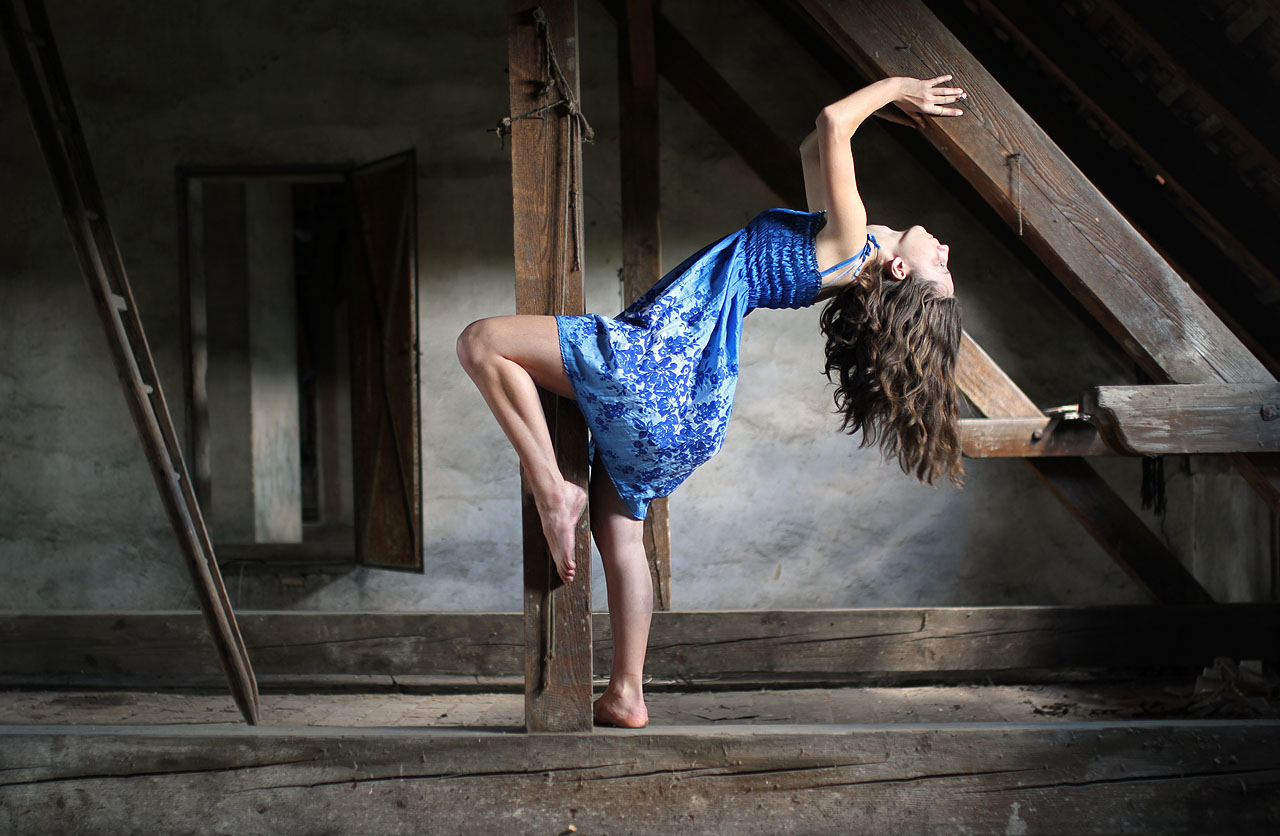 Půda školy nabízí v jarním slunci neopakovatelné světelné podmínky. V kombinaci s neopakovatelně krásnou slečnou je to příležitost k vyfocení jedinečných snímků.