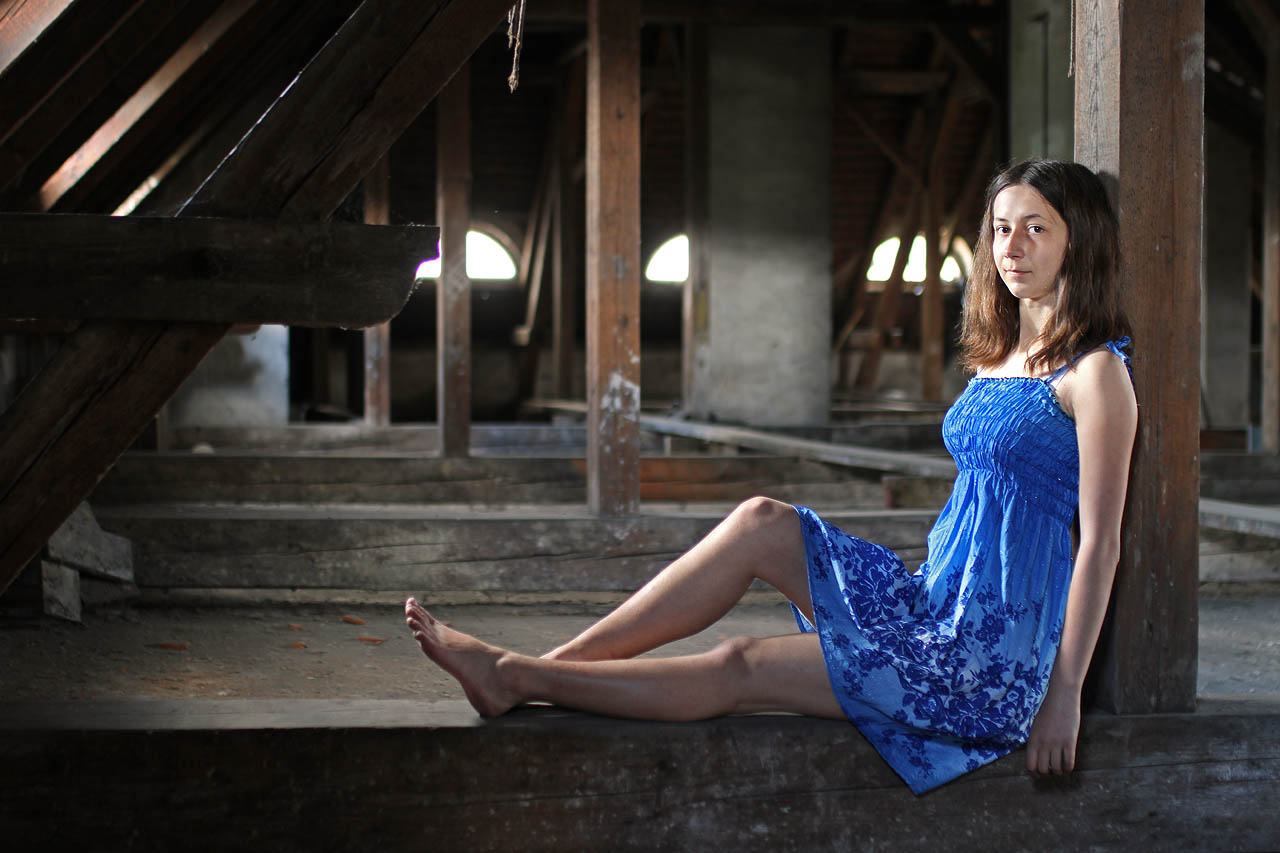 Odvážná záškolačka na půdě.