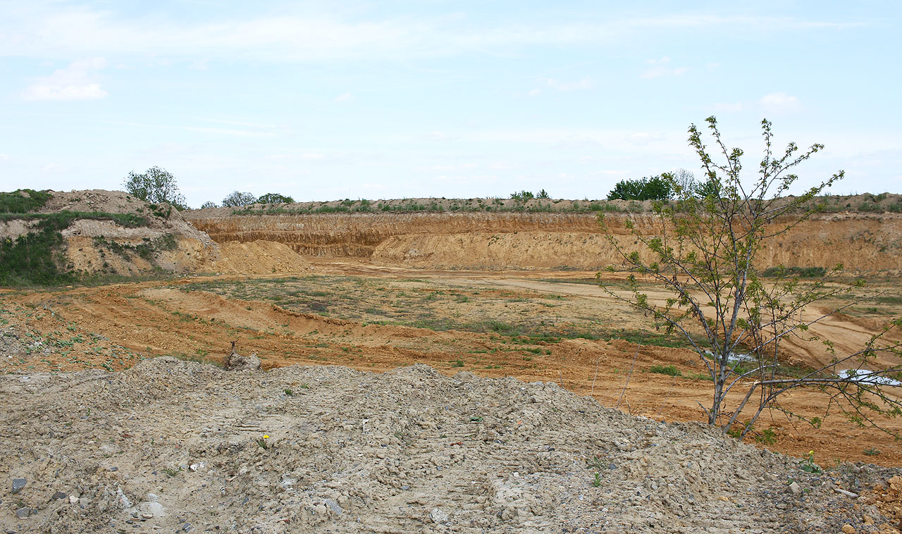 Odpoledne trávíme průzkumem nedalekého lomu. Kdysi sem vedla úzkokolejka z cihelny ve vedlejší vesnici.