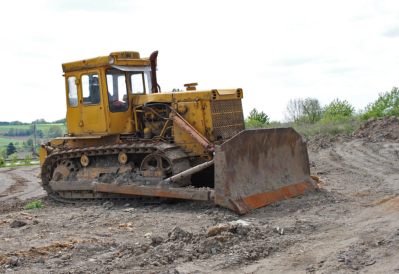 Dnes nahradil romatické vláčky sovětský buldozer. Stejný jsme potkali v horském průsmyku na cestě do Tušetie.