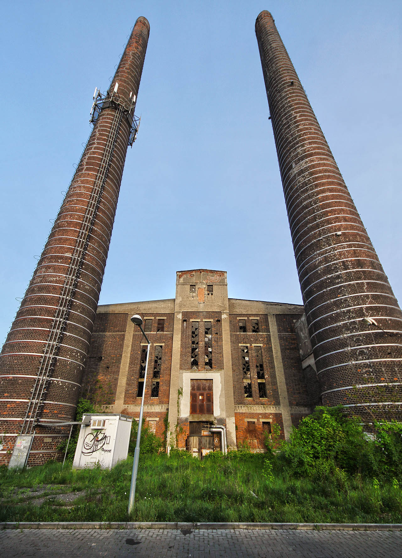 Druhá přerovská elektrárna je úctyhodná a strádající budova. Jediným jejím využitím je prstenec mobilních vysílačů na jednom z jejích dvou komínů.