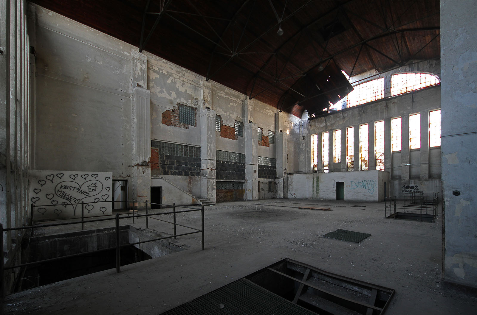 Vyklizená strojovna přerovské elektrárny působí povznášejícím dojmem. Netoliko díra ve střeše, kterou se sem dostává smrtící voda.