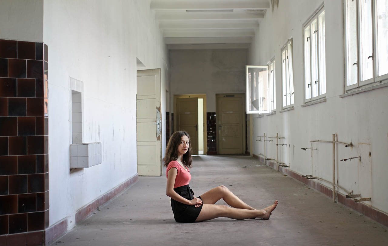 Po chodbách se toulá jediná smutná, ale odvážná školačka.