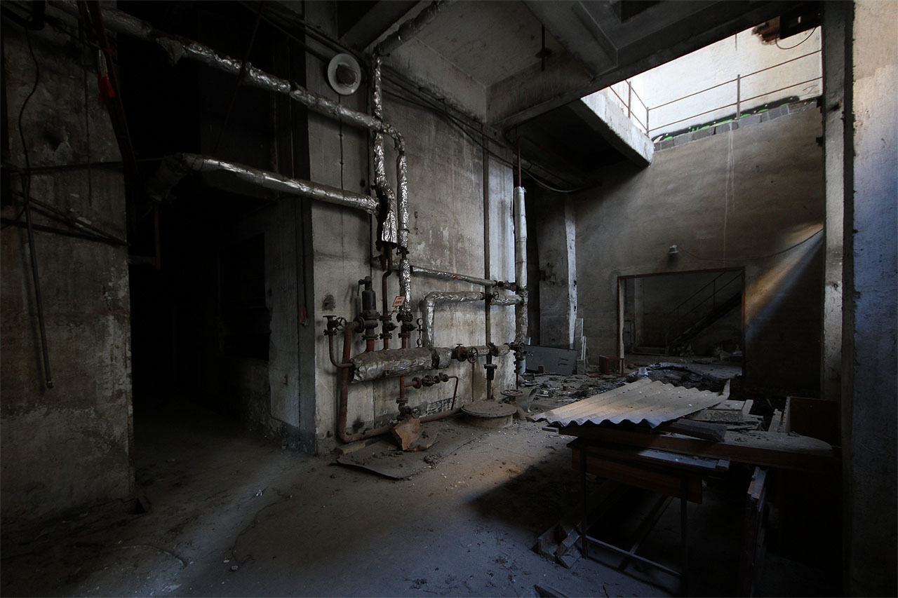 Naopak v přízemí se z kotlů vymetal popel, který pak putoval v úzkokolejných vozících mimo elektrárnu a do vagónů.