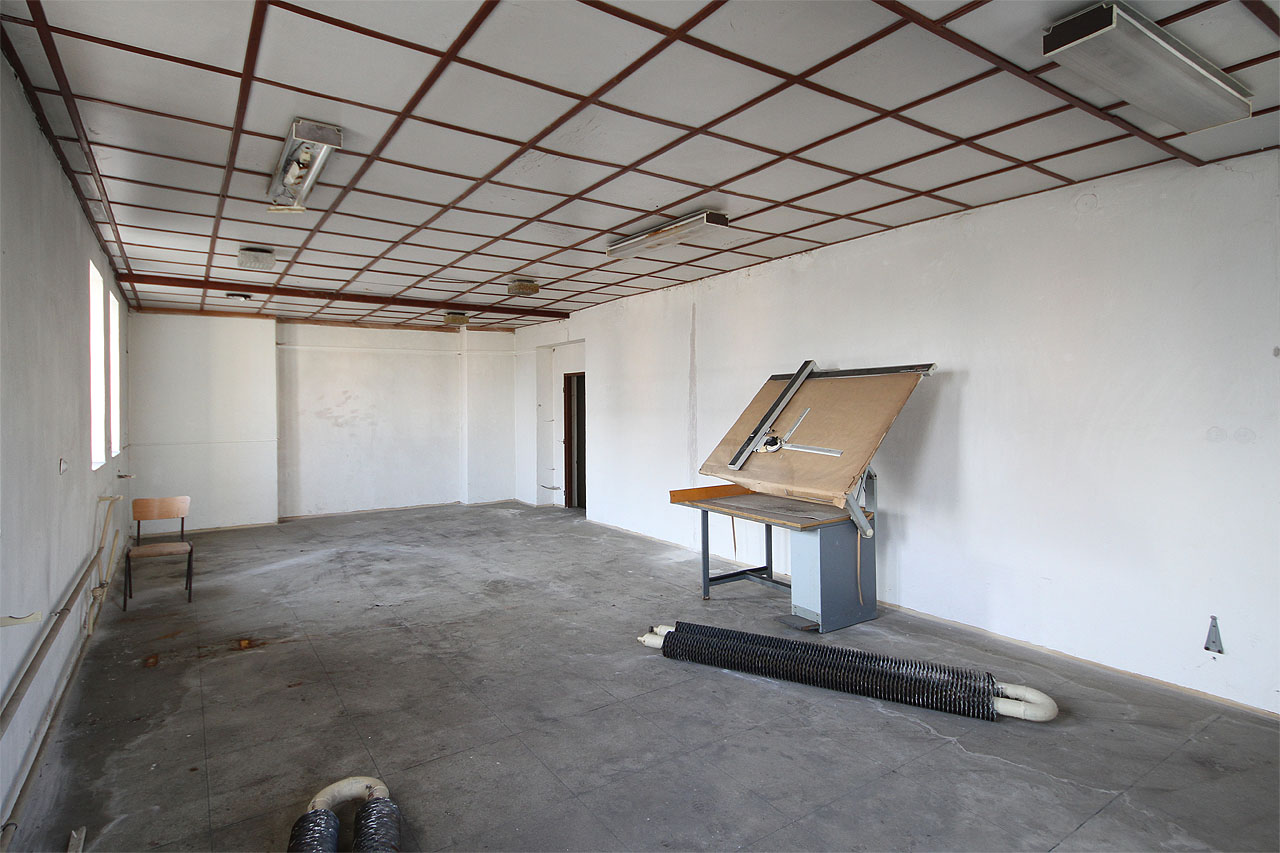 Součástí stavby je také úhledná administrativní budova. Stejně jako samotná elektrárna prázdná.