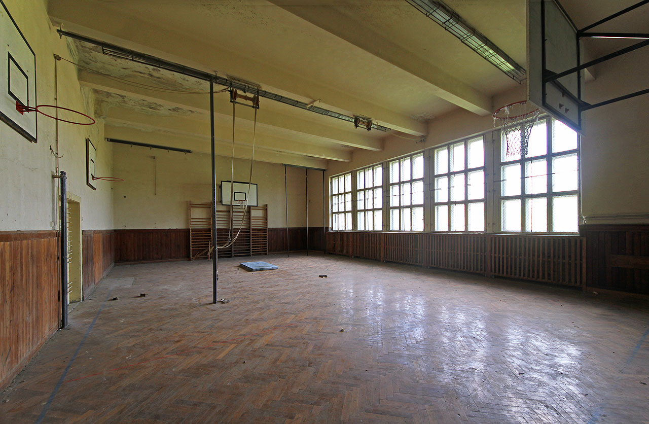 Také tělocvična zeje prázdnotou. Tady jsou prázdniny věčné.