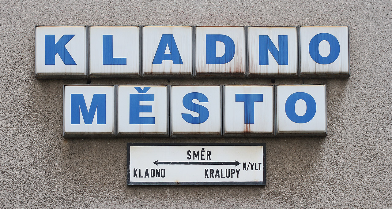 Z Brna jsem vyjížděl poměrně brzo ráno, abych si po cestě z Prahy na Kladno stihl projet <a href="/Tema/Železniční trať Kralupy nad Vltavou – Kladno">železniční trať Kralupy nad Vltavou – Kladno</a>. Díky tomu jsem mohl vystoupit na <a href="/Tema/Kladno město (žzast)">nádraží Kladno město</a>, které bylo relativně blízko k Nancyiným kolejím.