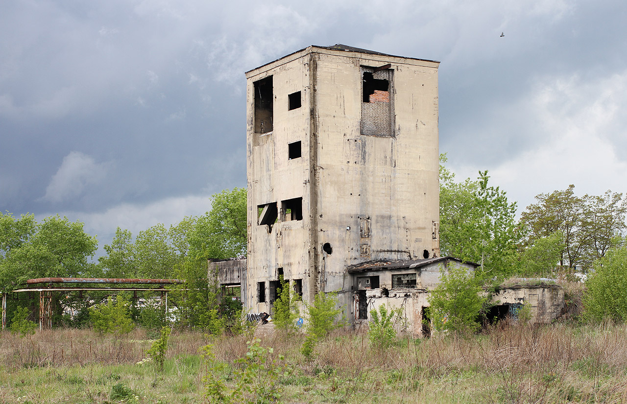 Po poněkud vleklých peripetiích, kdy jsme se nejprve hledali navzájem, potom jsme hledali místo, které by nám všem pro focení vyhovovalo (opuštěný hotel za městem jsem zavrhl kvůli světelným podnímkám, pak začalo pršet a budovu s laboratořemi mezitím napůl zbourali a napůl zavřeli) a nakonec jsme zjistili, že Andy jede za dvě hodiny vlak, jsme zakotvili v centrální části zaniklé Poldovky, u zásobníků rudy.
