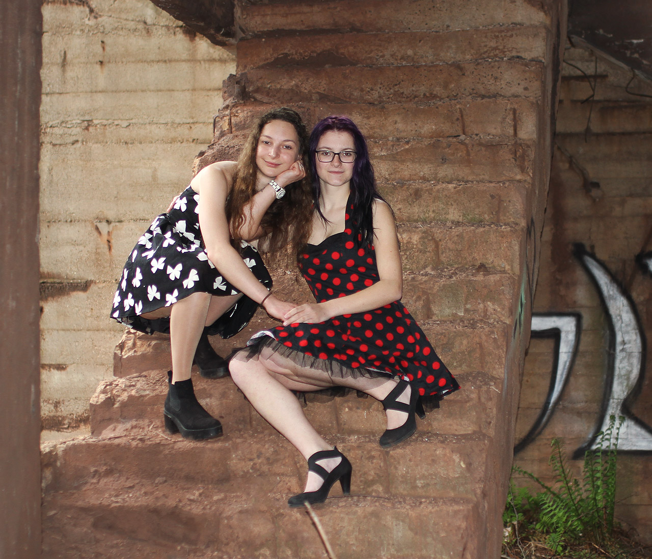 A to jsou moje sobotní modelky, Andy a Nancy, spolužačky ve sladěných šatech na schodech zásobníku železné rudy.