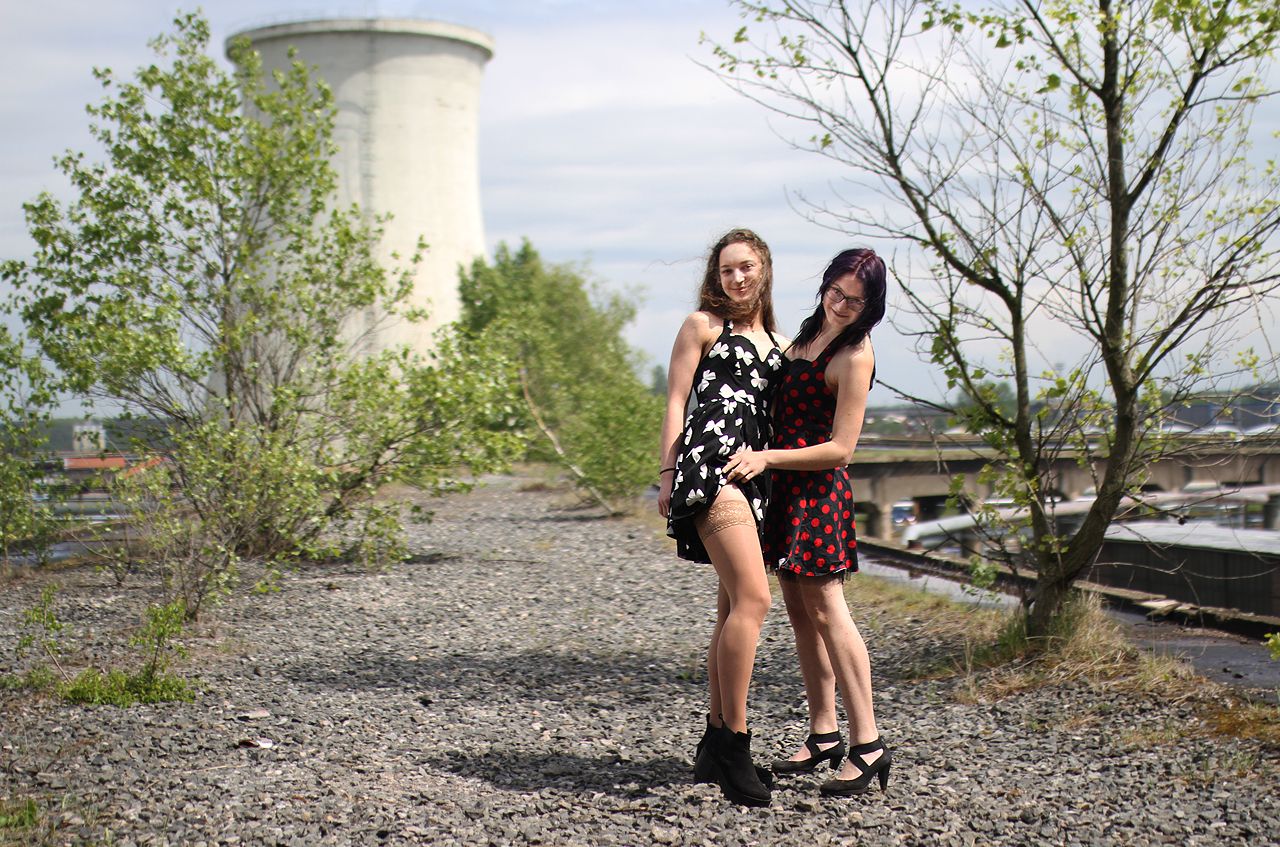 Výbavu jsem nemohl než slečnám pochválit. Třeba ve stylových podvzacích se na pozadí chladící věže skutečně vyjímaly.