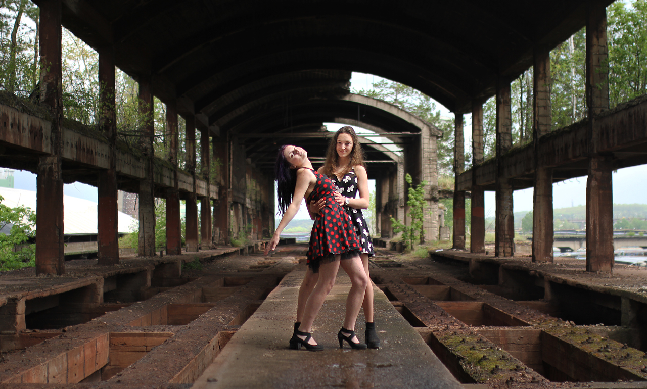 Po krátké slunečné chvilce jsme se museli ukrýt před deštěm zpět pod betonovou klenbou zásobníku.