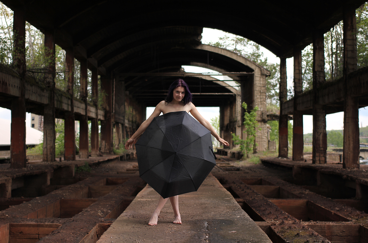 Pokračovali jsme s Nancy, která měla tentokrát plno nápadů na nejrůznější zvláštní snímky. Deštník nám nešťastnou náhodou spadl do podzemí zásobníku a při jeho vytahování jsme si pak málem zlomili hlavu.