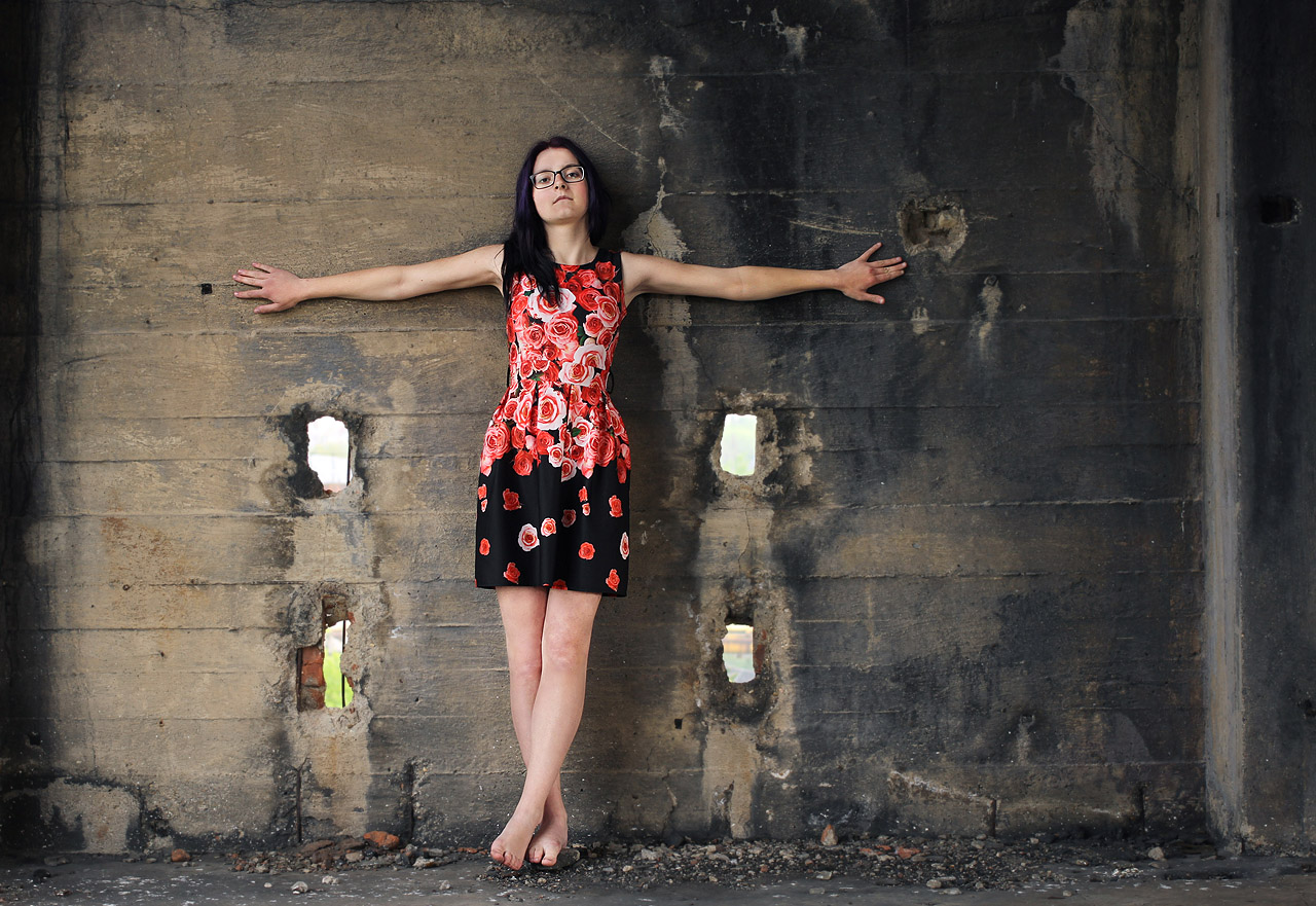 Rozkvetlá Nancy u betonové stěny v tajuplné průmyslové věži.