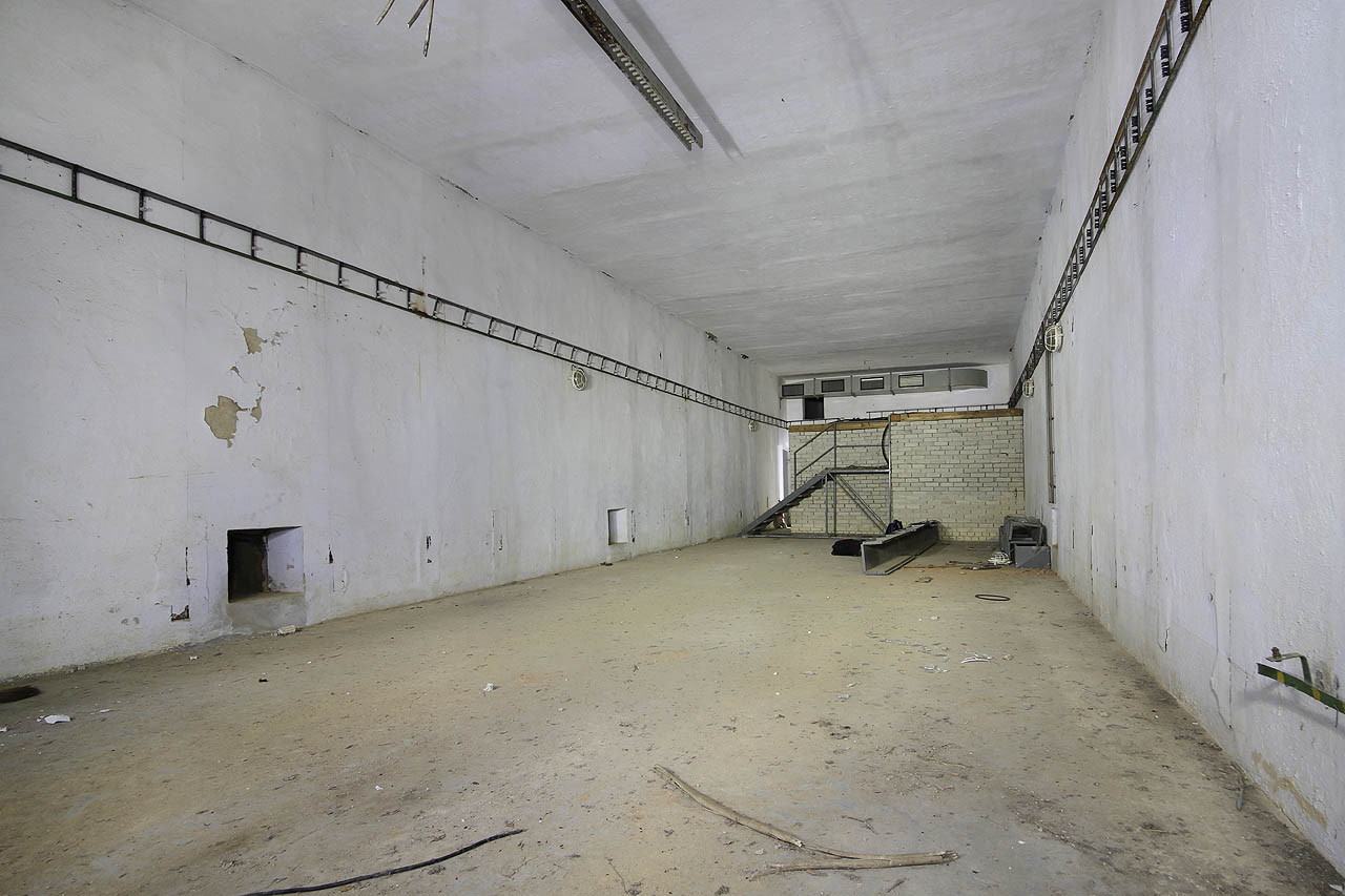 Dnes je uvnitř prázdno a relativně čisto i sucho.