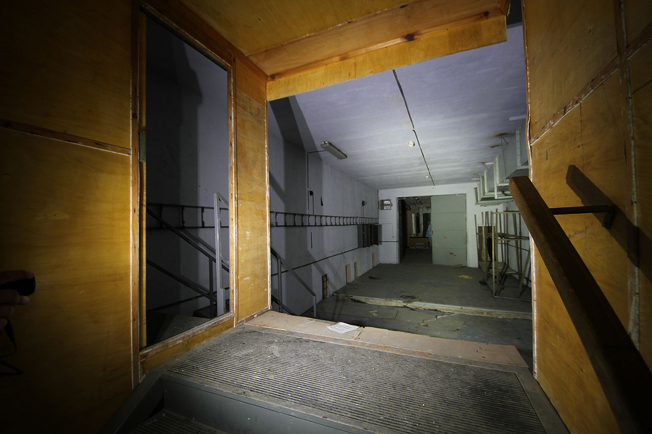 Zvláštní dřevěná kukaň, snad velitelské stanoviště v hloubi podzemního labyrintu.