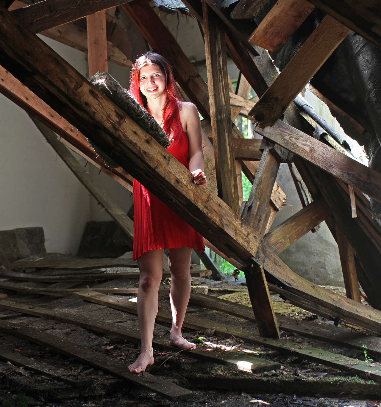 V prudkém květnovém slunci bylo mmožné si hrát se světlem jako v laboratoři. Na osvícení obličeje na snímku nám stačil kousek starého heraklitu.