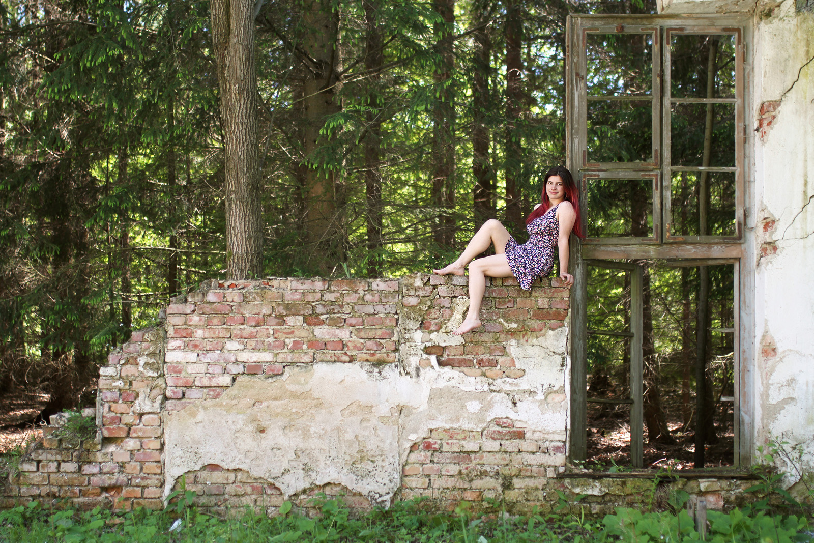 Nebo v přítmí lesa na úbočí Jeseníků. Při pohledu na krásnou Alču a mírumilovný les jsem se neubránil pomyšlení na válečné zajatce, kteří tu kdysi dřeli a umírali, aby postavily budovy, z nichž jsou dnes ruiny.