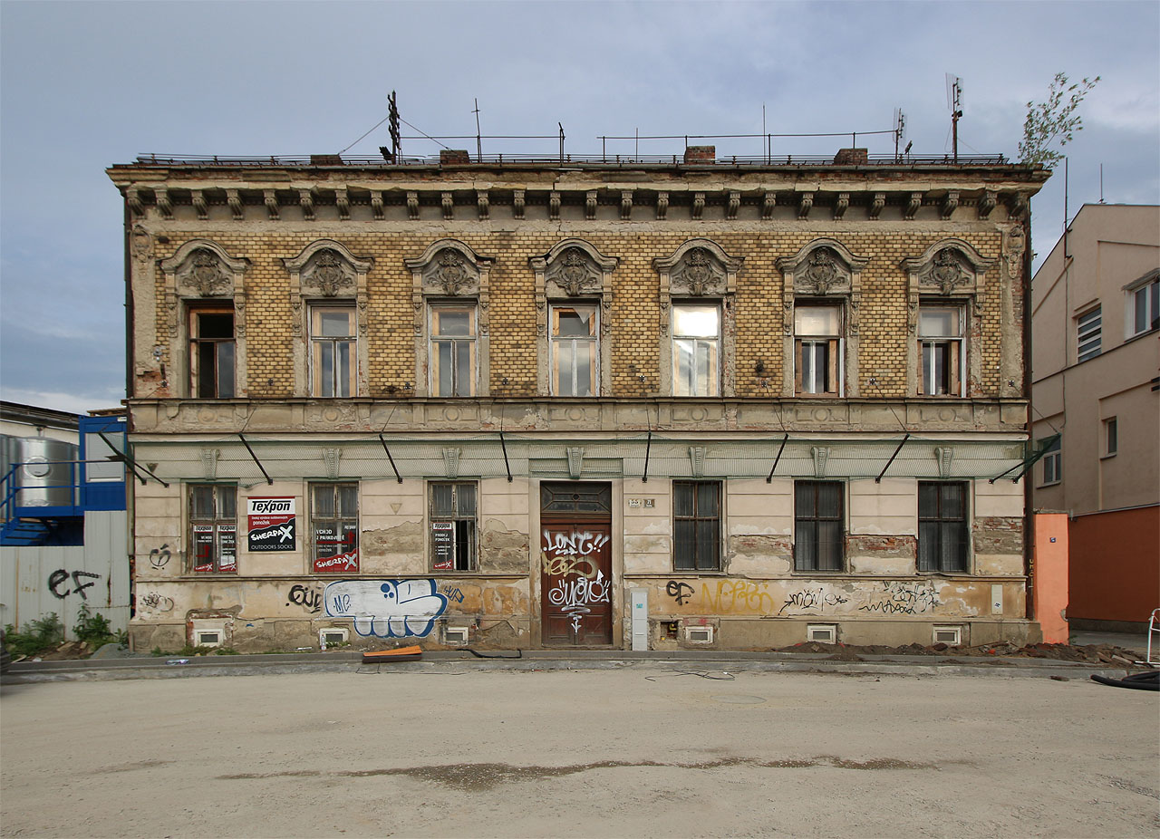 Tak vypadal klasicistně-secesní dům v průběhu smutného rozšíření dosud příjemně ospalého Dornychu na kapacitní dálniční přivaděč.