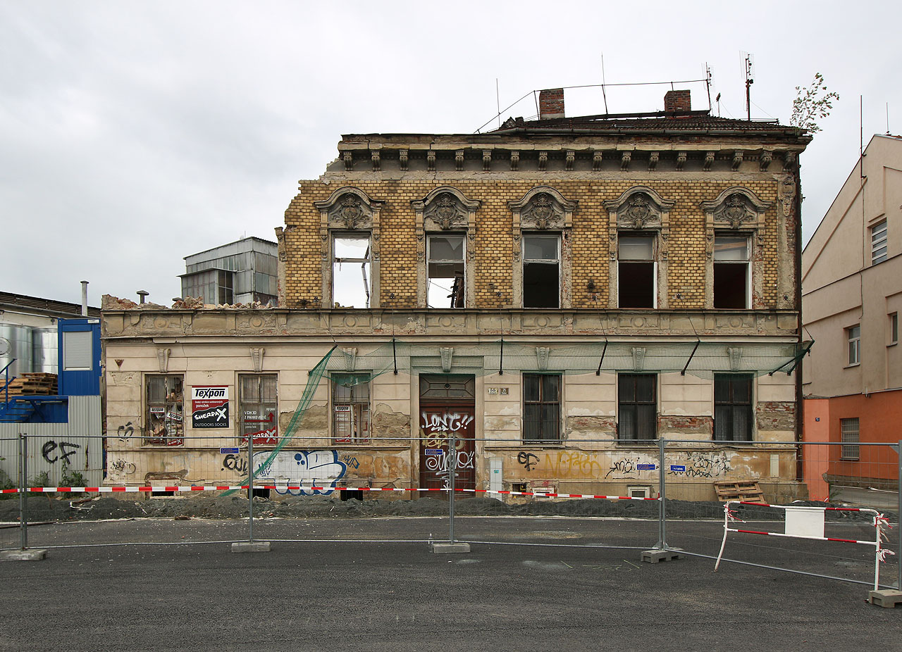 Místo stylových tramvají s nejstaršími sloupy trakčního vedení v Brně tu budou svištět ve čtyřech pruzích auta a místo historických domů zaujmou parkoviště.