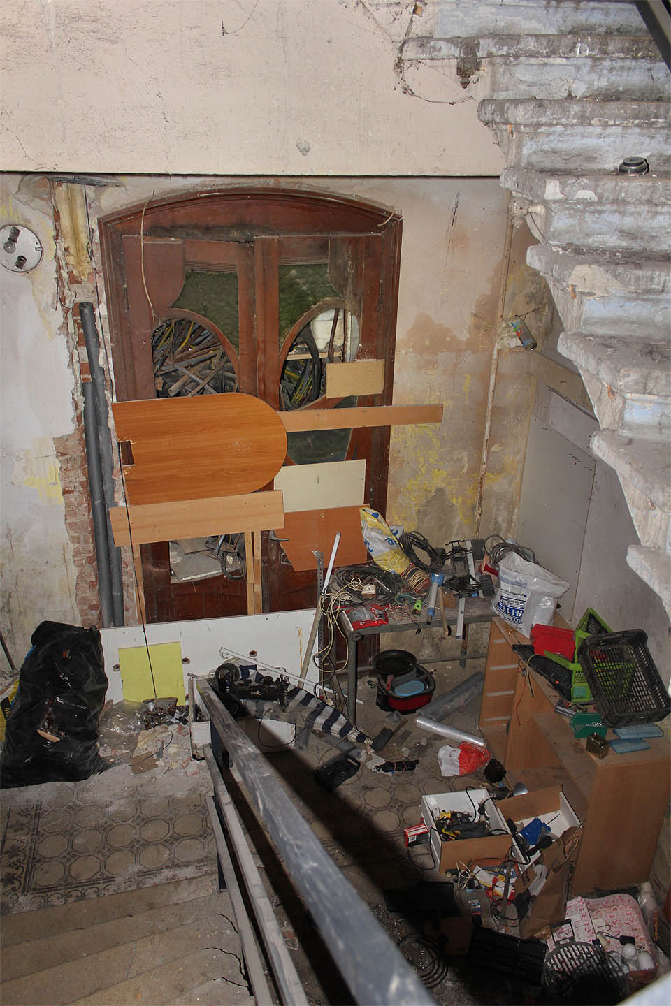 Na začátku červnba jsme využili příležitosti a nakoukli jsme poprvé a naposledy v historii dovnitř domu, který byl kdysi bydlením ředitele přilehlých škrobáren.