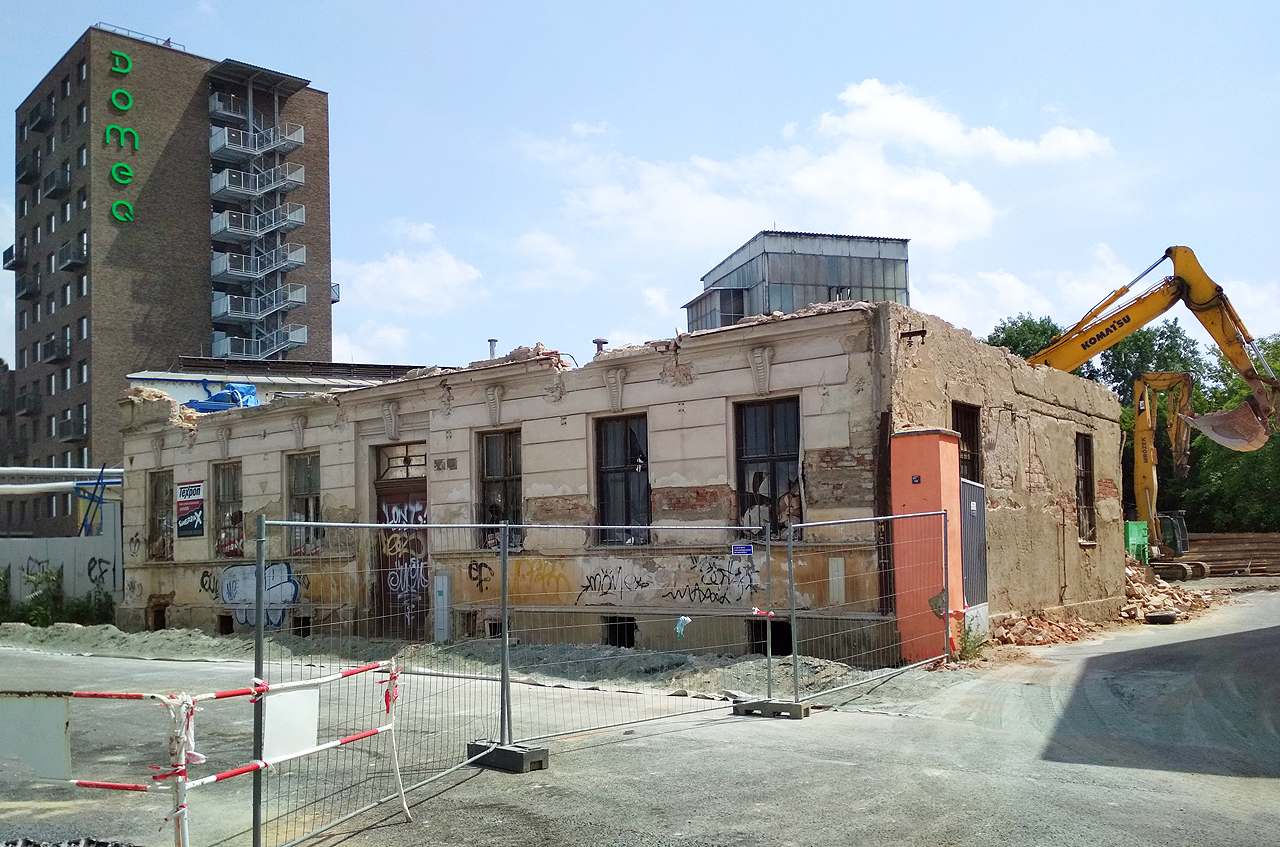 O týden později přestal dům definitivně existovat.