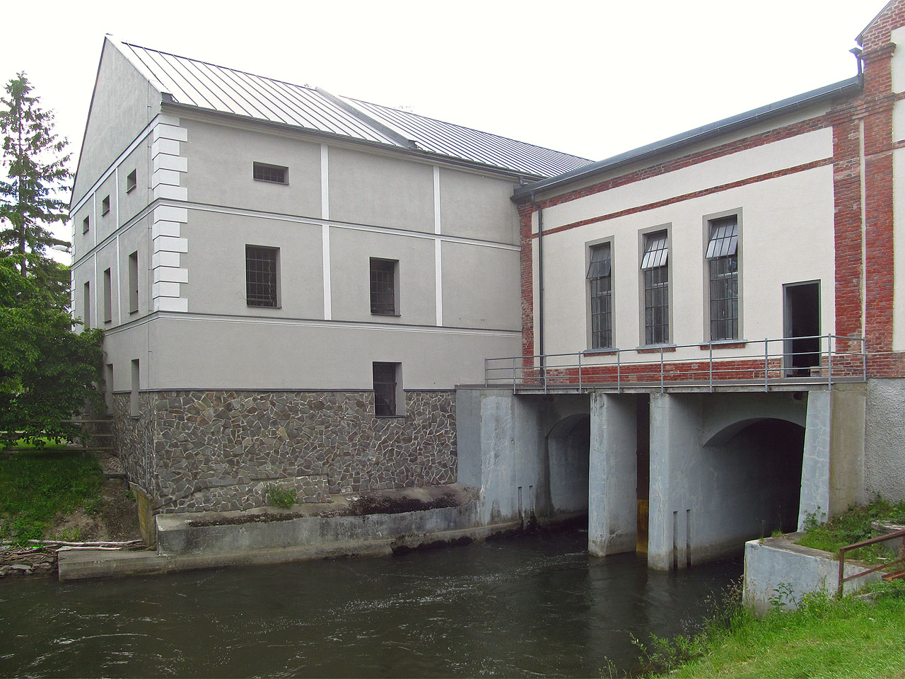 Druhou elektrárnu jsme na svojí plavbě museli obcházet na východním okraji Mohelnice u zatopené pískovny zvané prostě Bagr.