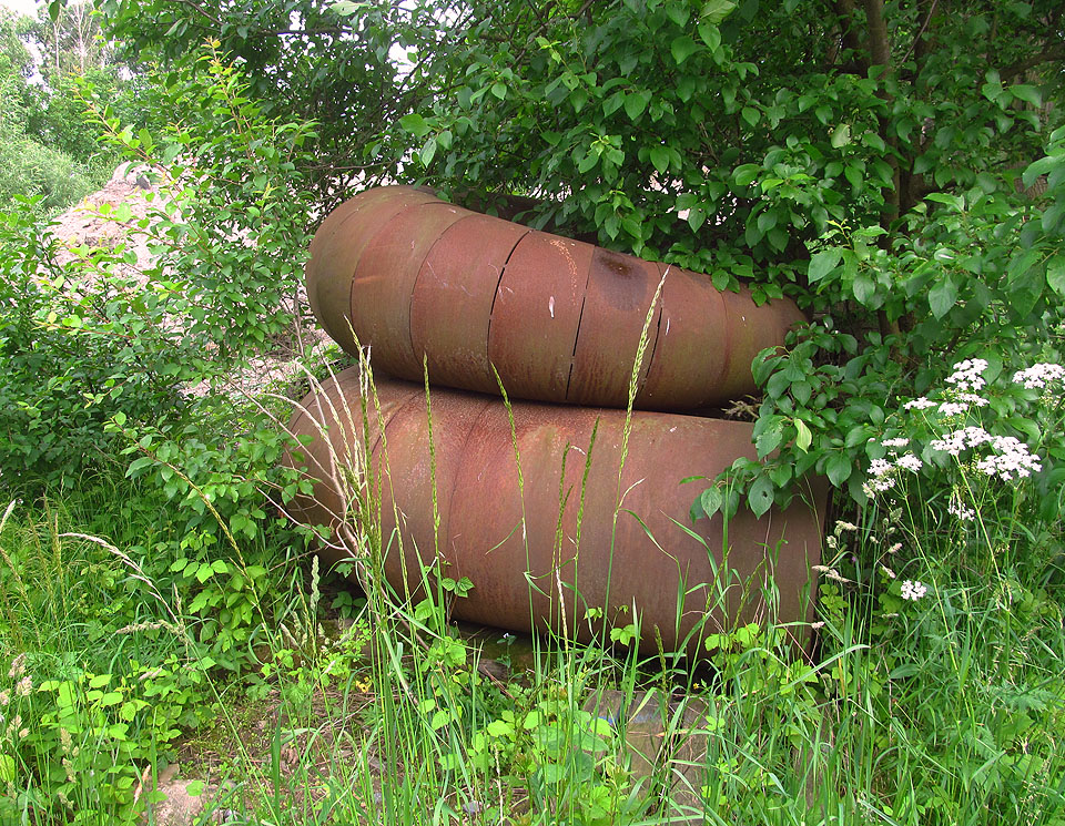 Především ¥a tu zaujaly nové nátokové roury k turbíně, které zatím rezaví vedle elektrárny v křoví.