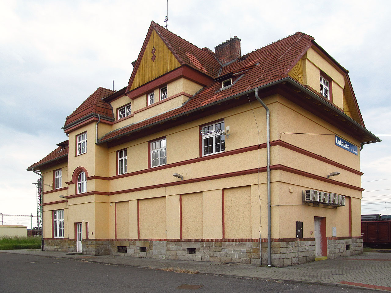 Podobně jako v Moravičanech, má i v Lukavici staniční budova charakteristický prvorepublikový styl zařaditelný do 20. let 20. století.