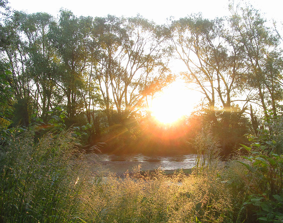 Svítání nad kempem v 5:48 nedělního rána. Je čas zamířit domů.