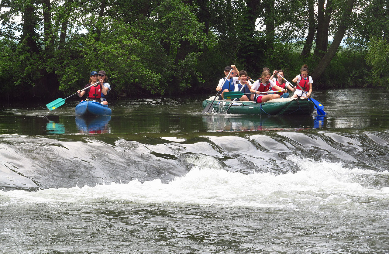Hned na začátek jsem zajistil pobavení všech, když jsme se jako jediná loď v první části plavby s ¥em vyklopili v jednom z meandrů nezregulované řeky. Moravu jsem znal jen z Drobkova vyprávění a měl jsem tendenci ji podhodnocovat, tady jsem ale musel uznat, že je to krásná a vodácky plnohodnotná řeka.