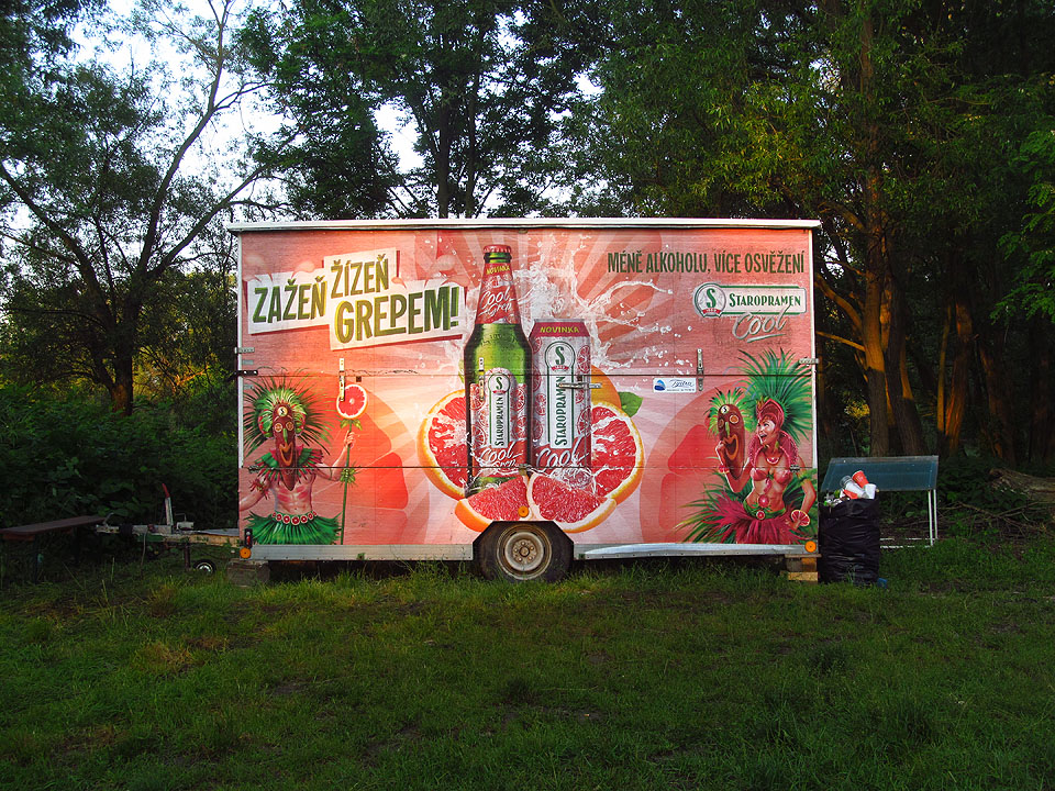 Rozespalý mobilní výčep v lukavickém kempu při východu slunce nad Moravou.