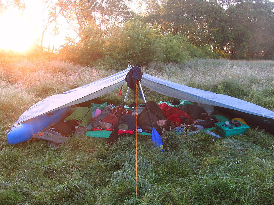 T. O. Kamarádi ležící, spící.