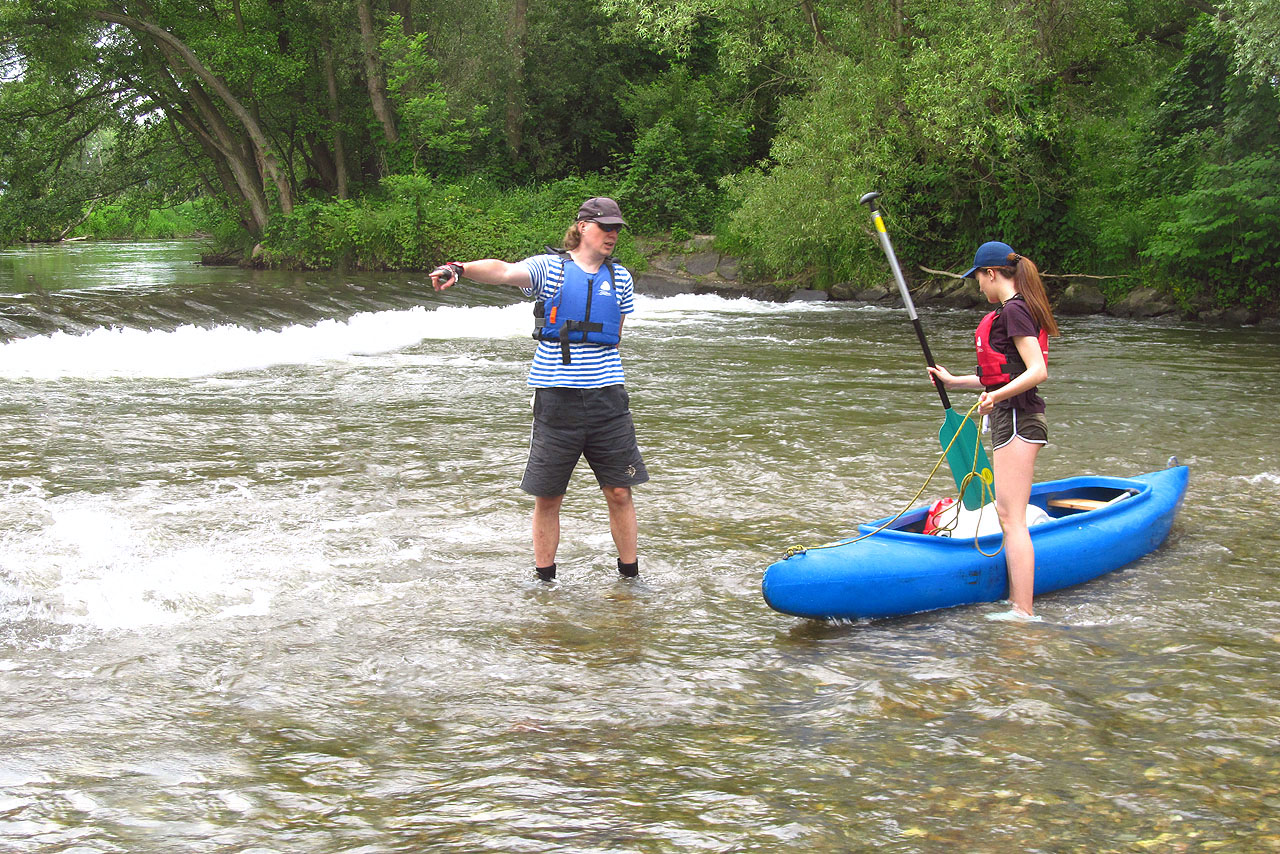Hierarchie byla ve Vláčkově lodi jasně daná. Kapitán velí a plavčice maká.