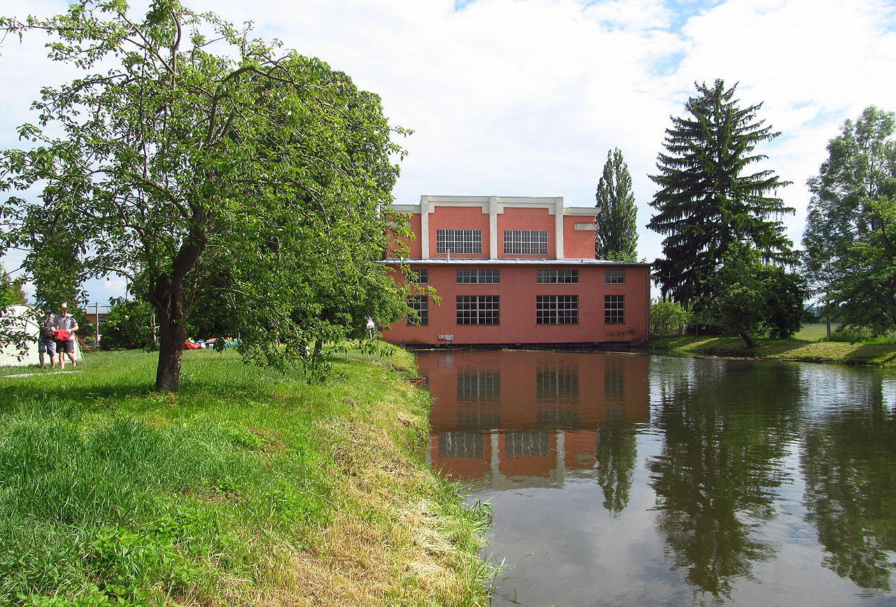 První překážkou na řece je vodní elektrárna mlynáře Huberta Plháka z roku 1894 několikrát přestavěná až do své dnešní podoby navržené Bohuslavem Fuchsem a Josefem Štěpánkem v roce 1921. Pro výstavbu a provoz elektrárny i odbyt vyrobené elektřiny bylo v Třeštině založeno první elektrické družstvo v Rakousku-Uhersku.